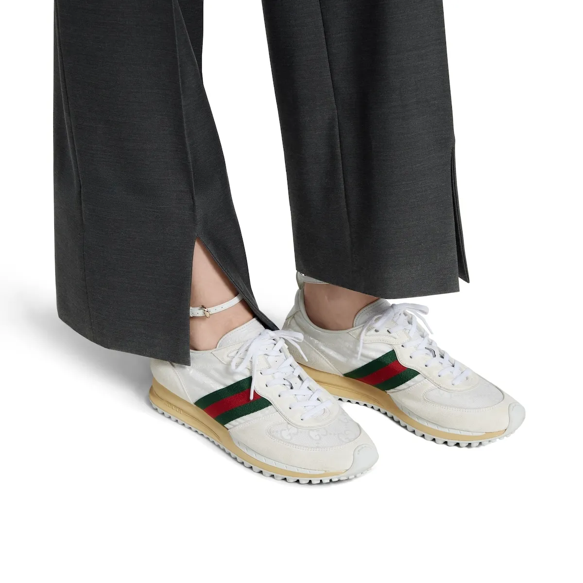 👟👟Ex-factory price 640👟👟 2025 dynamic item👍Light and flexible outsole has been specially treated🌹Permeated with a strong retro style💋Removable and adjustable ankle strap. 👌The tongue is decorated with a 3D Gucci logo created by high-frequency embossing technology❤The fabric lining is comfortable👏Breathable👏Ultra-light vacuum foam sole, very lightweight🍎Size 35-40, fully packaged